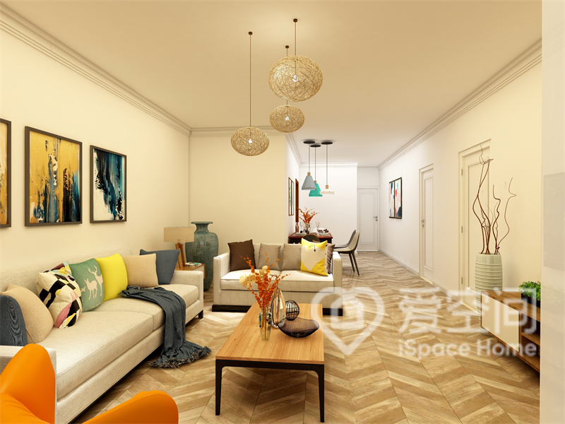 客厅优雅的色彩设计搭配温润自然的家居，营造出宁静安适的氛围氛围，强化了生活的舒适感。