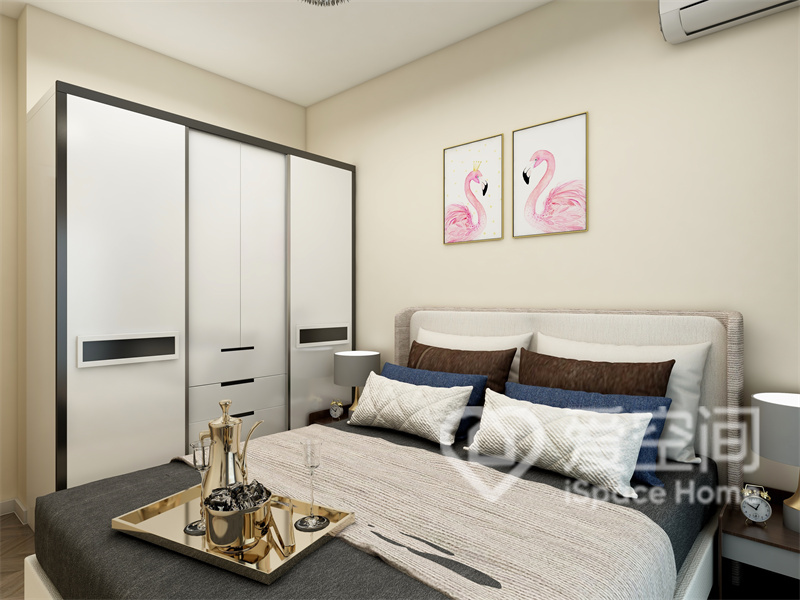 主卧空间设计简单，简约的双人床搭配大地色床品，不仅令空间张力十足，也体现出居家的品质感。