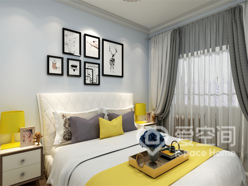 明媚的黄色软装支撑着空间的活力感，在纯色的主卧空间中，装饰画塑造出清新文艺的美感。
