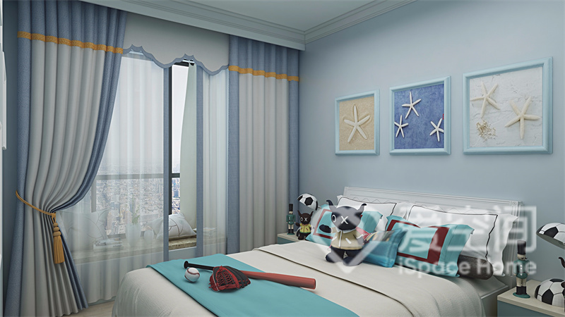 蓝色空间中，飘窗为儿童房引入了大量自然光，添置卡通装饰画后，空间更具活力与生机。
