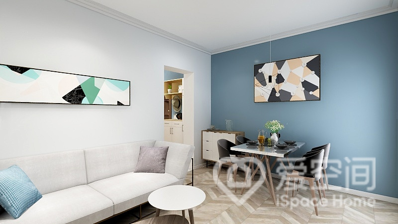 客厅与餐厅一体化设计，蓝白色系背景搭配简雅的家具，整体散发出舒适、怡人的生活气息。