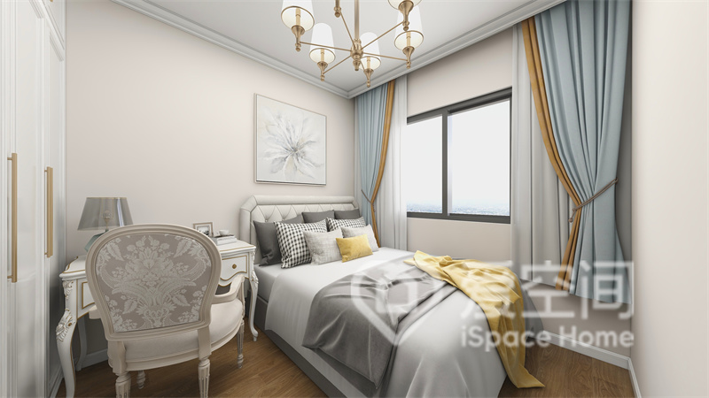 白灰色床品搭配黃藍窗簾，增加了主臥空間的質感，營造出優雅大氣的氛圍。
