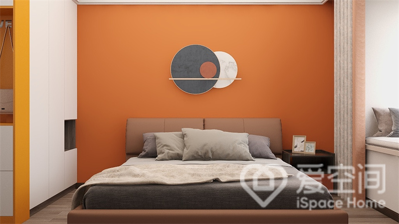 侧卧背景墙设计为橘色，干练大气，轻奢风氛围浓郁，为居住者营造出舒适和静谧的休息氛围。