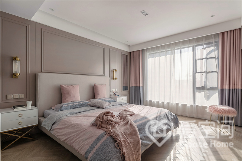 次卧以米色为主，而背景墙设计突出了空间质感， 粉色与灰色的撞色设计，提升了次卧的格调。