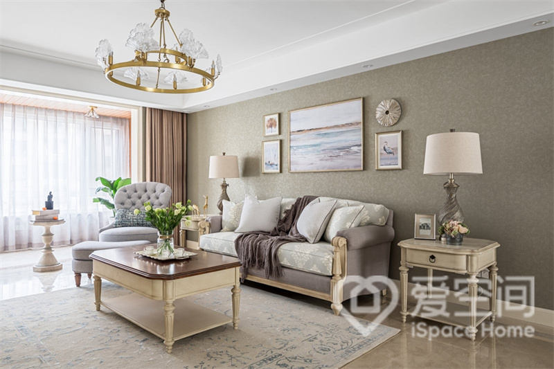 空间空间宽敞，浅色的布艺沙发，舒适温馨，轻奢时尚。原木材质的茶几，营造出一个特色鲜明的客厅空间。
