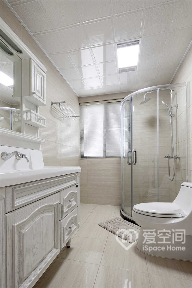 卫浴空间整体以米色为基调，局部采用玻璃进行干湿分离，确保空间的干净卫生，视觉效果也很简洁。