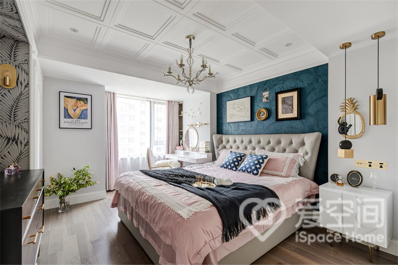 卧室简洁而不失温馨，背景墙选用蓝色壁纸，清新自然，设计师将设计美学与功能空间完美结合，呈现了一个极具品质的卧室空间。
