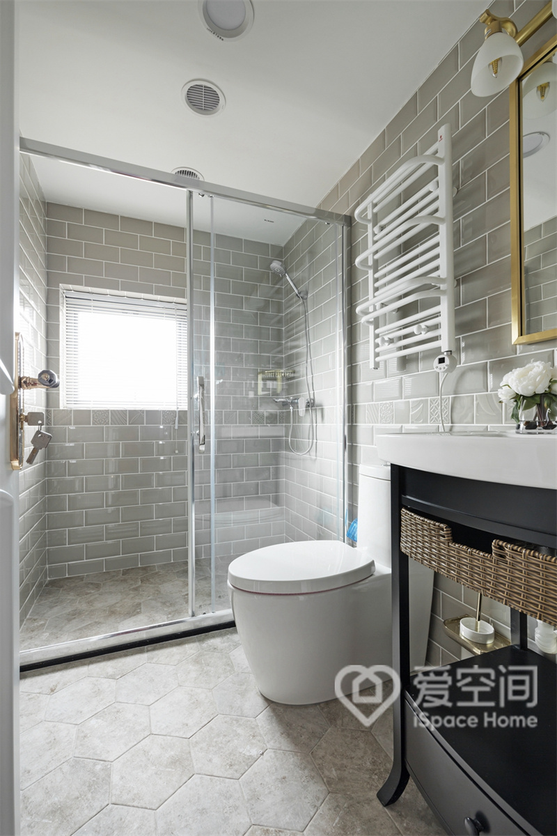 卫生间空间以白色为主，结合简单的线条，打造了高雅而又不失精致的卫浴空间。