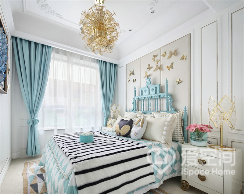 卧室一定是休憩的空间，温润质朴的背景墙设计精致静谧，黄铜质感的装饰品与吊灯相互融合，打造出安静，优雅的环境。