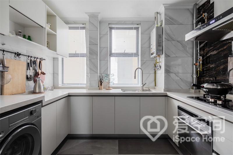 U型厨房以白色为主色，层次感十分丰富，吊柜收纳能力较强，低调轻奢范十足。
