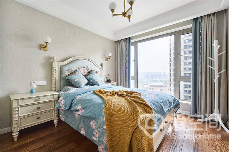 主卧蓝色搭配米色背景墙，透露出温柔优雅的气息，加上光效的渲染，让整个卧室充满着温馨的韵味。
