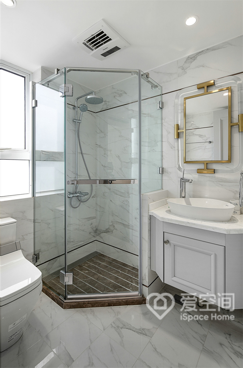 卫浴空间以白色为主色，金属的材质和白色搭配，展现出主人高品质的生活理念。