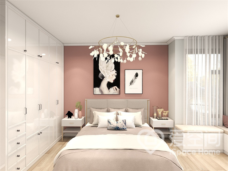 粉色背景墻彰顯出一絲浪漫，米色高靠背床與床品很好的融為一體，立頂衣柜，收納強大，呈現出精致感。