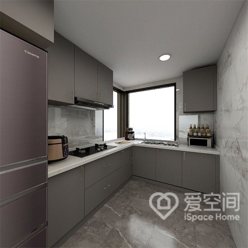 廚房設計L型設計，灰色櫥柜舒適度高，白色臺面，結合地面設計，使廚房充滿溫潤感。