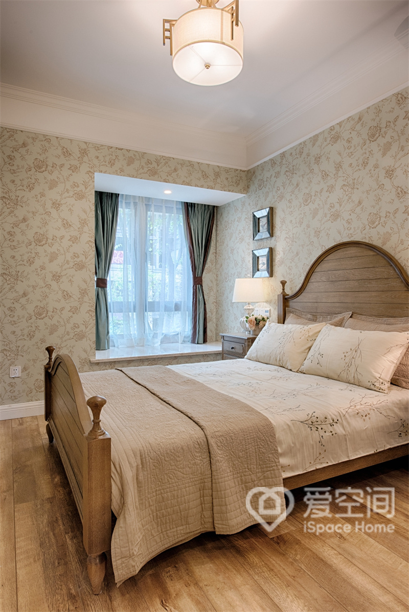次卧使用欧式碎花元素作为背景墙设计，胡桃木的家具细腻稳重，白色床品简洁大方。