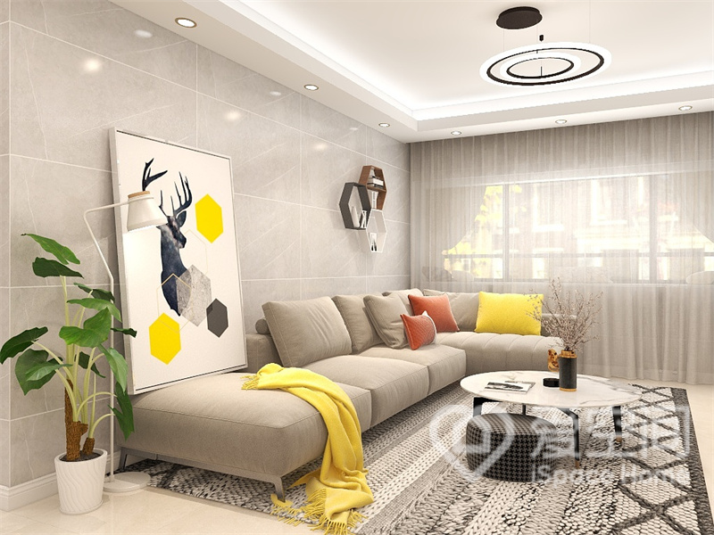 客厅空间为米色调，天花简洁的吊顶加入轻巧吊灯设计，带来一个现代优雅的大气空间。