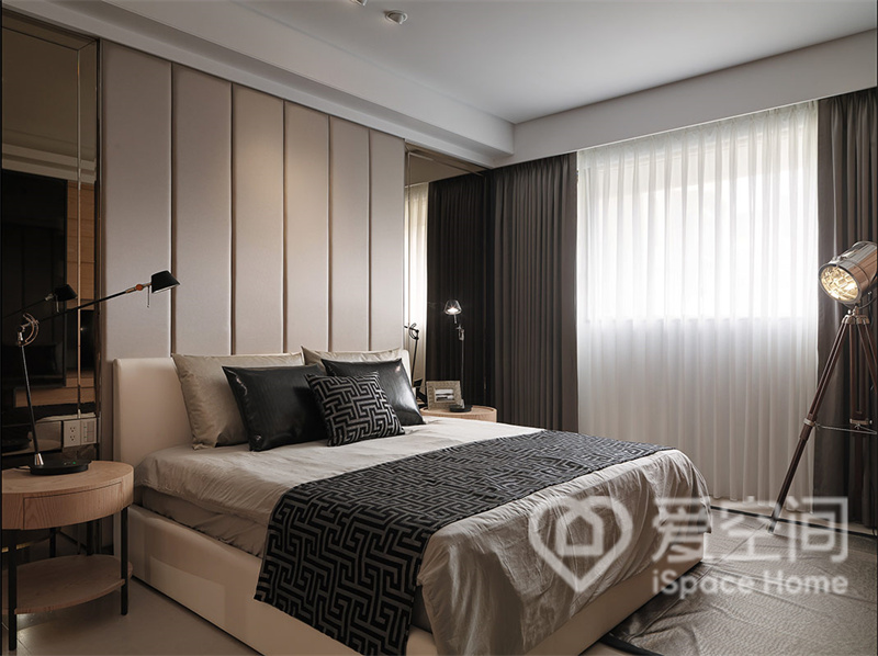 主臥背景墻選用木質材料，層次分明，灰調床品、咖色窗簾，讓空間更顯精致與優雅。