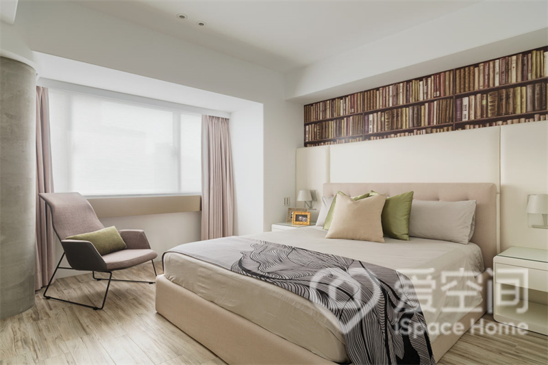 主卧室床头背景墙选用硬包结合做背景，高端上档次，床头柜的壁灯营造静谧舒适的氛围，为优质睡眠提供保障。