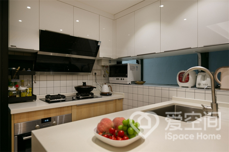 厨房背景墙采用白色打底，白色吊柜与木质橱柜搭配，为整个空间增添色彩，不显单调。