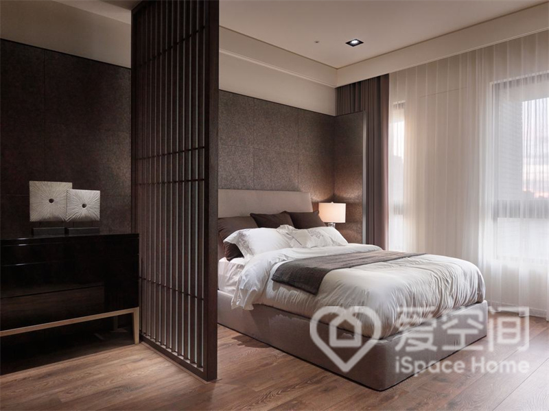 主卧室以简约大气为主，背景墙选用咖色材料打造，局部隔断划分区域，使睡眠环境更加私密。