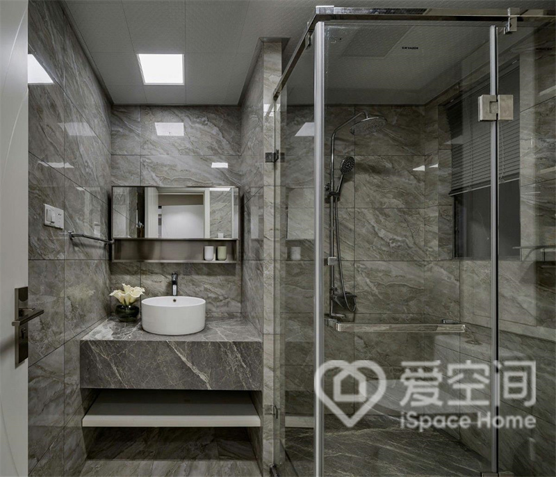衛浴空間簡單不復雜，整體使用米色大理石鋪貼，襯托出設計感，顯得更為潔凈。
