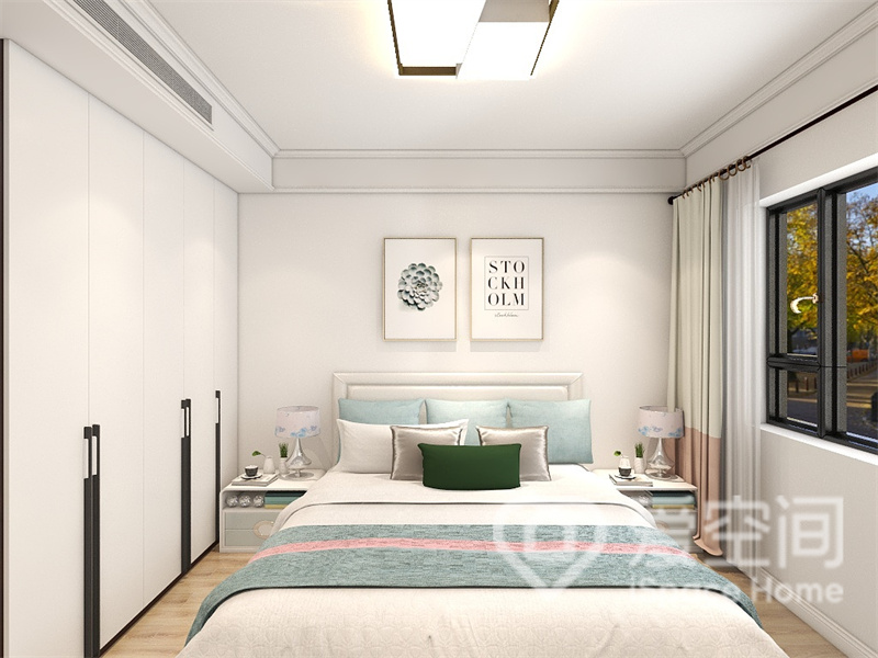 侧卧以白色为主色调，给人宽敞明亮的效果，白色墙壁、木质地板、暖色床品，舒适而干净。