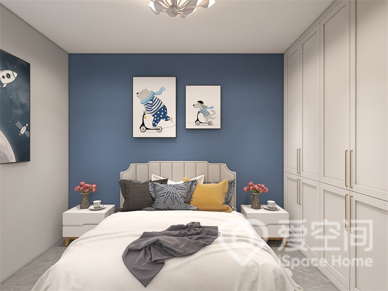 侧卧是孩子的房间，选用蓝色背景墙渲染烘托出温馨的氛围，白色的衣柜和装饰画颜色，给人舒服享受的感觉。
