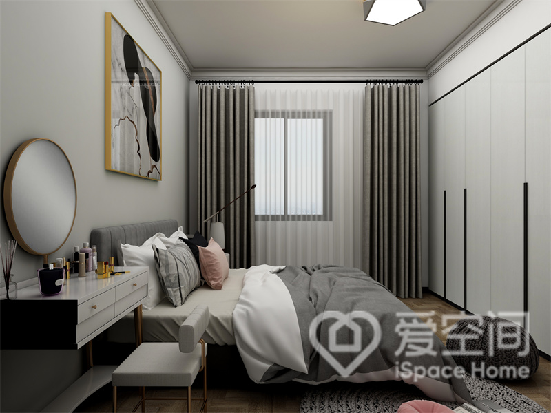 白色与灰色的结合令主卧有一种宁静感，衣柜使用隐形门设计令立面更加干净，卧室因此显得更加宽敞。