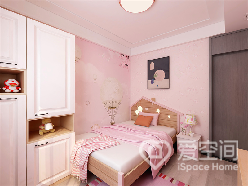 儿童房使用了柔和的粉色为主色调，背景墙配铺贴了壁纸装饰，家具给予小朋友更加沉浸式的睡眠体验。