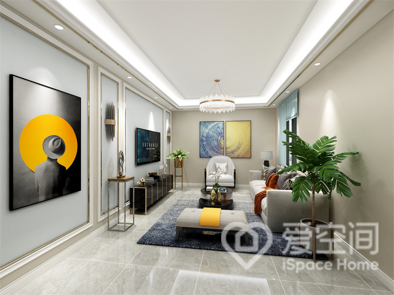 客廳背景選用米色與淺藍色相融合，配色鮮明的軟裝點綴其中，塑造出低雅舒適的空間氛圍。