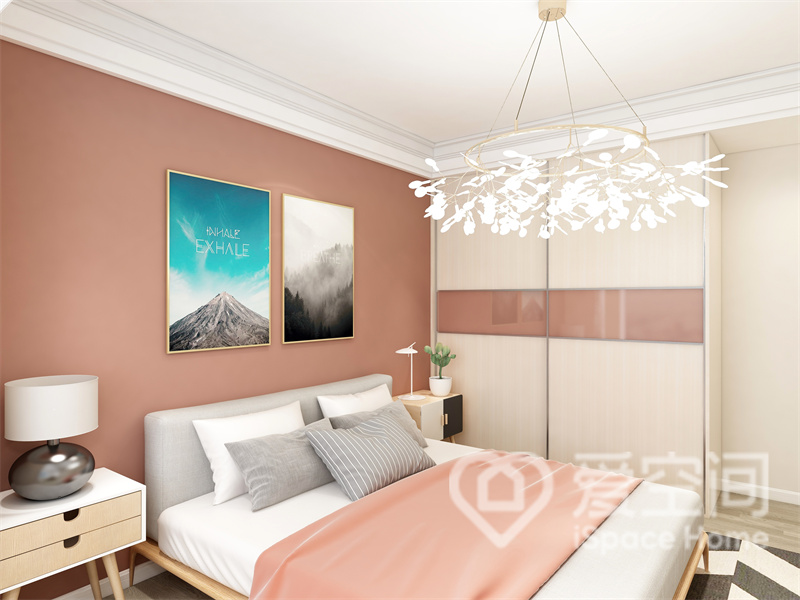 次卧以粉色涂料为背景，搭配粉色和灰色软装点缀其中，呈现出一个优雅浪漫的画面，灯具增加了空间的精致感。