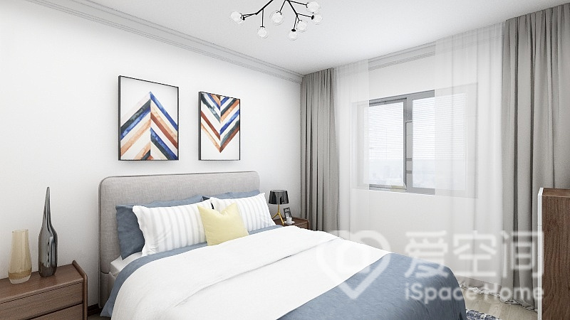 主卧使用了柔和的色调设计，蓝色床品为空间增加了精致感，看上去素淡简雅的样子，空间简洁而舒适。