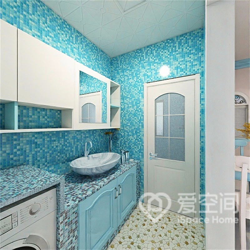 卫生间采用蓝色砖面与白色柜面相搭配，创造出地中海的简美氛围，让日常生活充满了精致感。