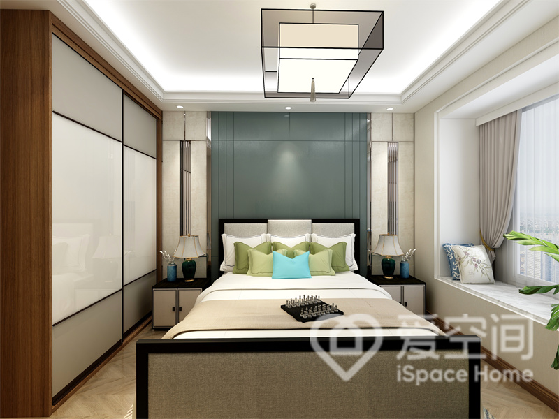 次卧背景对称设计，富有仪式感，搭配沉稳大气的中式家具，空间中弥漫着中式特有的静谧气息。