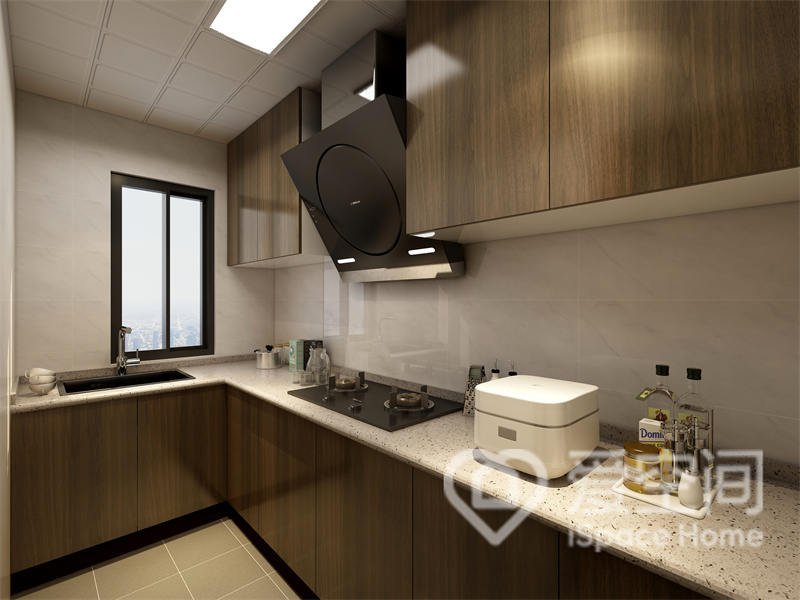 灰白色空间中搭配原木橱柜，这样的配色方式令厨房层次分明，加之流畅的动线设计，带来舒适的烹饪体验。