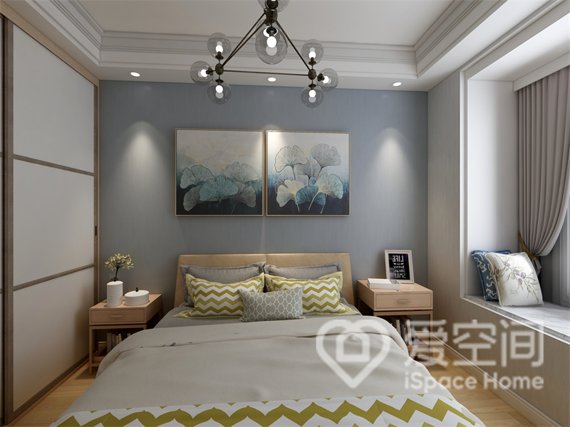蓝色背景墙带来宁静沉稳的空间情绪，床体、衣柜和床头柜肉融入了原木材料，增加了空间的温馨感。