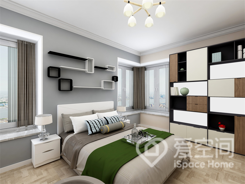 次臥背景墻增加了收納隔板，個性十足，中性色的家具令空間更為沉穩雅致，綠色軟裝提升了空間活力。