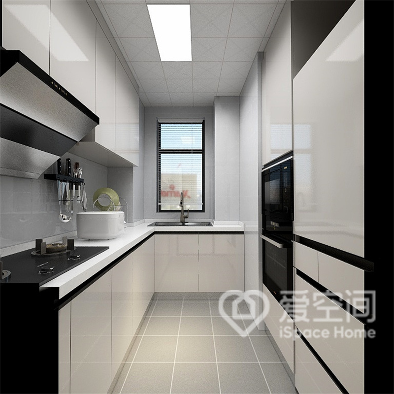 厨房的柜体采用白色烤漆柜门，并搭配白色操作台，整体优雅又大气，黑色线条的勾勒下，整体多了些时尚的味道。