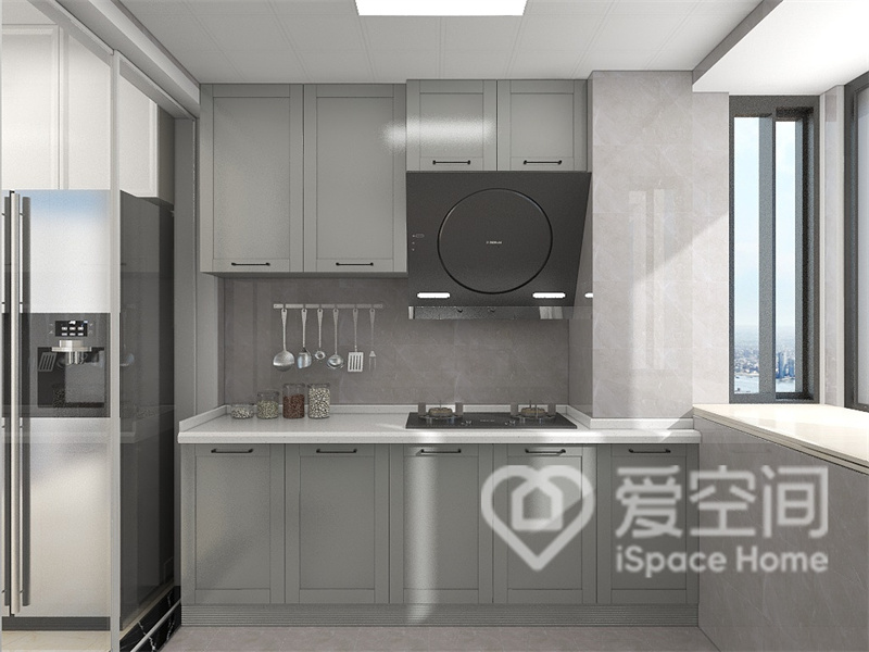 在厨房空间中，设计师使用了非常平静的颜色，灰白色格调赋予了空间一种特殊的视觉魅力。