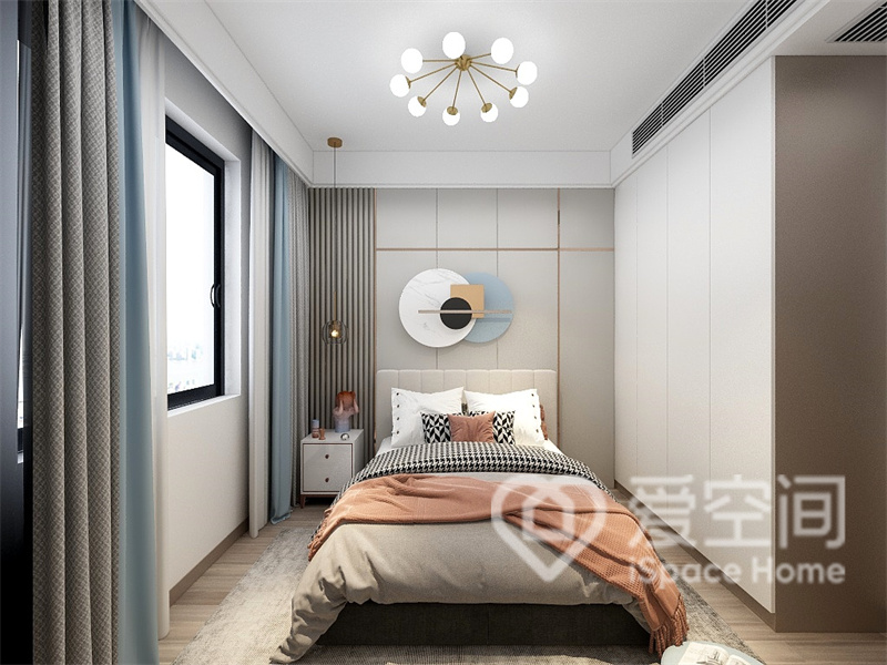 次卧墙面设计具有一定层次感，床品配色舒适，设计师在需要柔化的地方做了突出，最终呈现出别致的空间氛围。