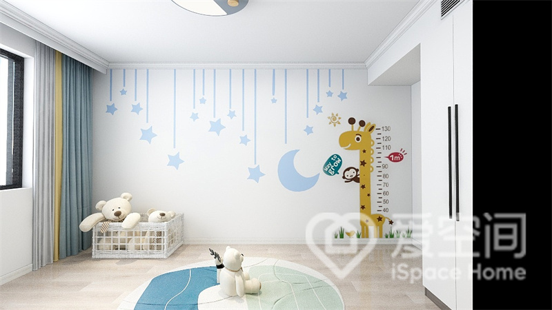 儿童房的设计非常简约，蓝白配色与主题十分贴合，低矮的家具让整个空间变得更加宽阔。