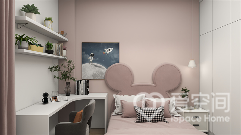 粉色空间中，床头造型十分富有设计感，定制桌合理利用了空间面积，隔台的设计增加了空间的展示空间。