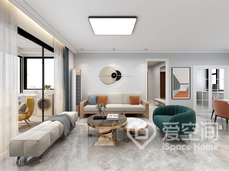 现代简洁的客厅设计，天花采取平顶设计，大理石地板地面上布置简洁家具，整个空间显得简约舒适。