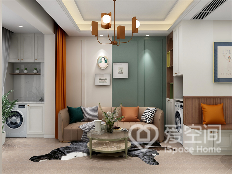 客厅颜值高雅，墙面配色摩登有序，白绿搭配散发出温馨气氛，软装方面，春绿色与暖橘色碰撞出精致氛围。