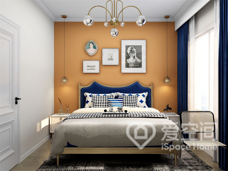 主卧配色以活力为主，橘色背景墙搭配蓝色床头造型，童趣满分，灯具与装饰画精心布置，提升了空间的精致感。