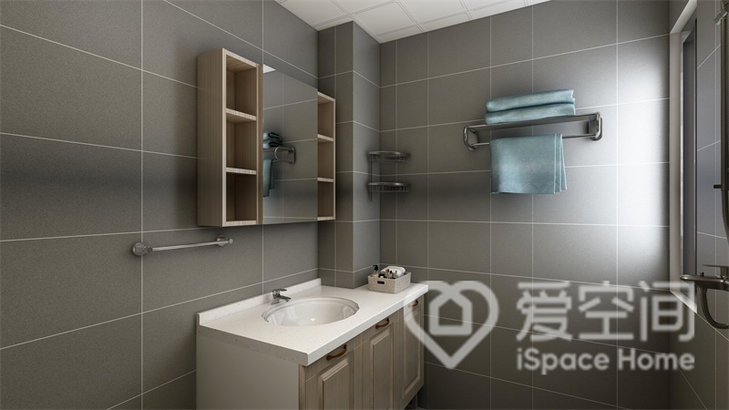 卫浴间使用意韵优雅的咖色砖面为背景，为空间带来从容温馨视觉体验，洁具动线规划合理。