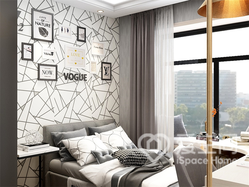 次卧的设计比较简约，灰白色搭配沉稳不显死板，几何造型壁纸增加了空间的文艺感，带来视觉冲击。