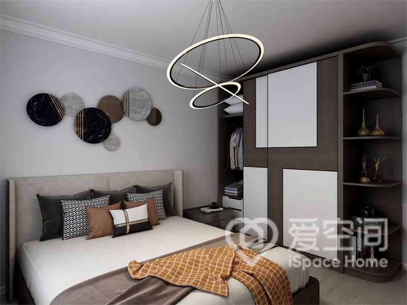 主卧使用现代手法进行布置，墙面运用大面积灰白色为底色，搭配现代元素装饰，空间简约而不单调。