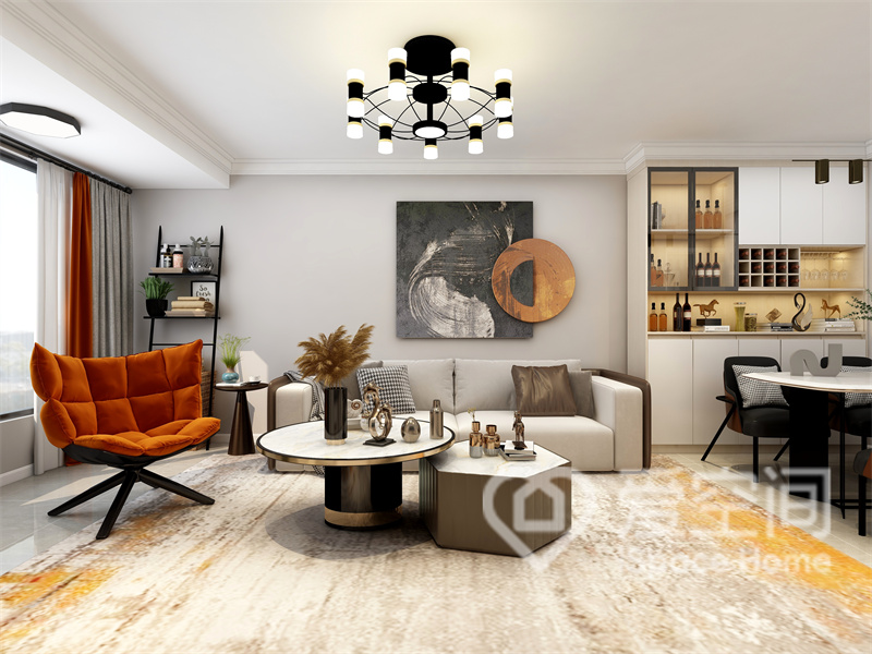 沙发和单椅的搭配拉长了客厅的纵深感，精致且充满艺术感的装饰元素点缀着空间，带给人别样的视觉感受。
