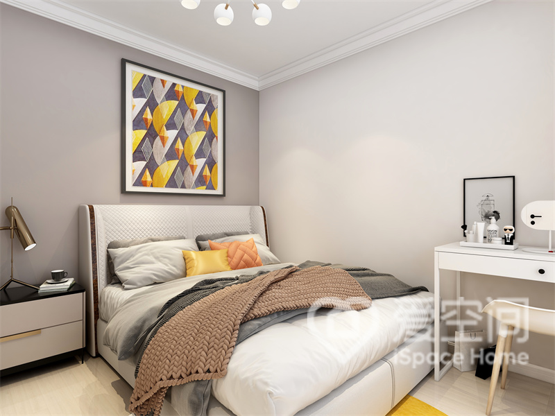 主卧中，色调与材质的推敲运用下，呈现出浪漫舒适的空间色调，装饰画、床品及软装都呈现出舒适的空间氛围。